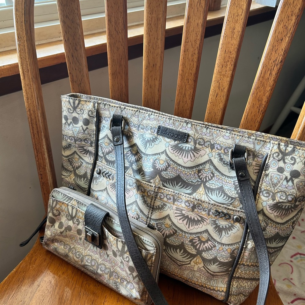 Sakroots Cream and Black Tote Bag and match phone wallet